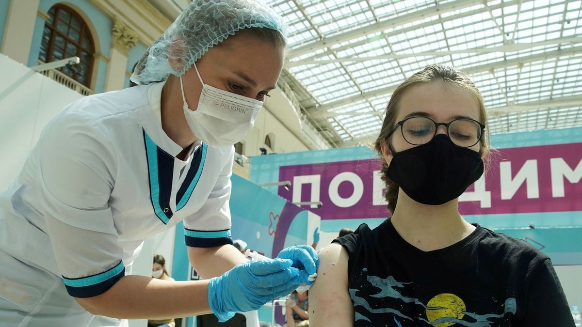 Rusko má 39 milionů plně očkovaných, s covidem dál umírají stovky lidí denně